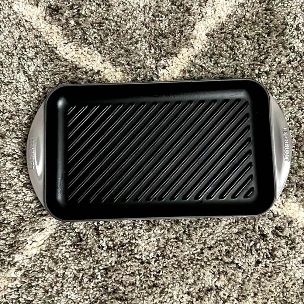 Le creuset Rectangular Skinny Grill/ 15”x8 1/2” /Gray/ used once